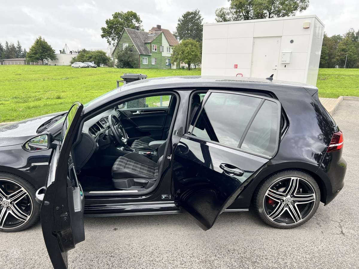 Volkswagen Golf - 8