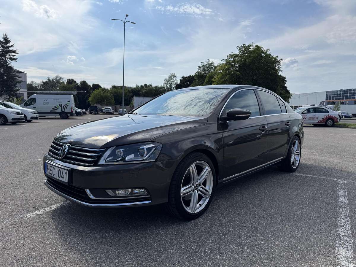 Volkswagen Passat - 1