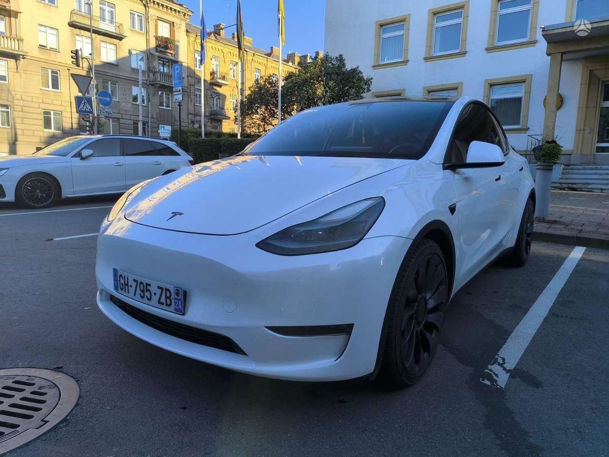 Tesla Model Y - 1