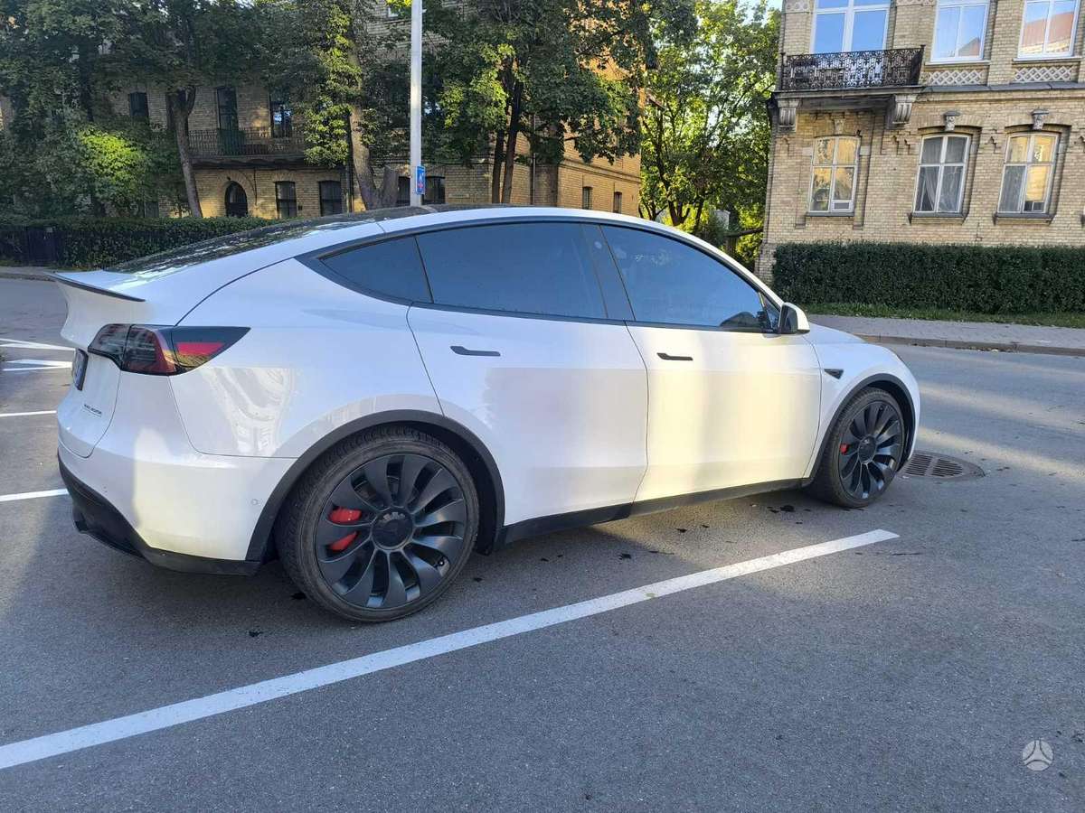 Tesla Model Y - 4