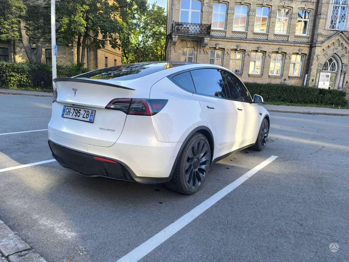Tesla Model Y - 5