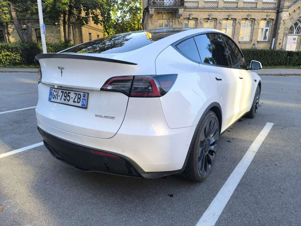 Tesla Model Y - 6