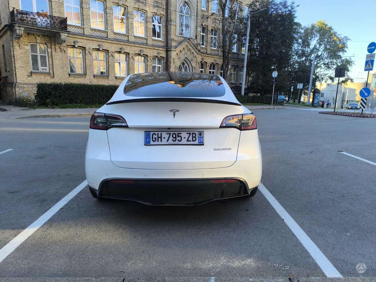 Tesla Model Y - 7