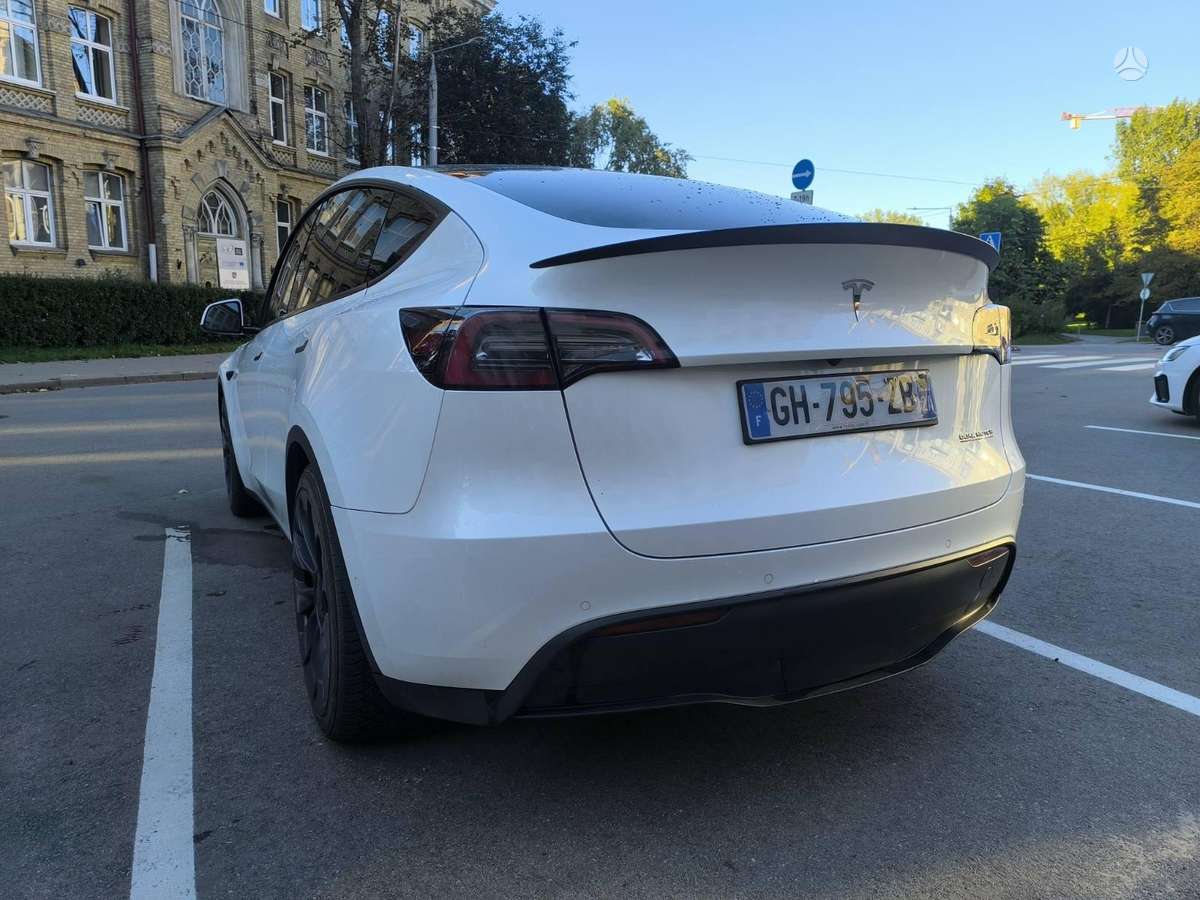 Tesla Model Y - 8