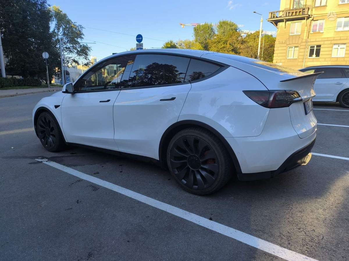 Tesla Model Y - 9