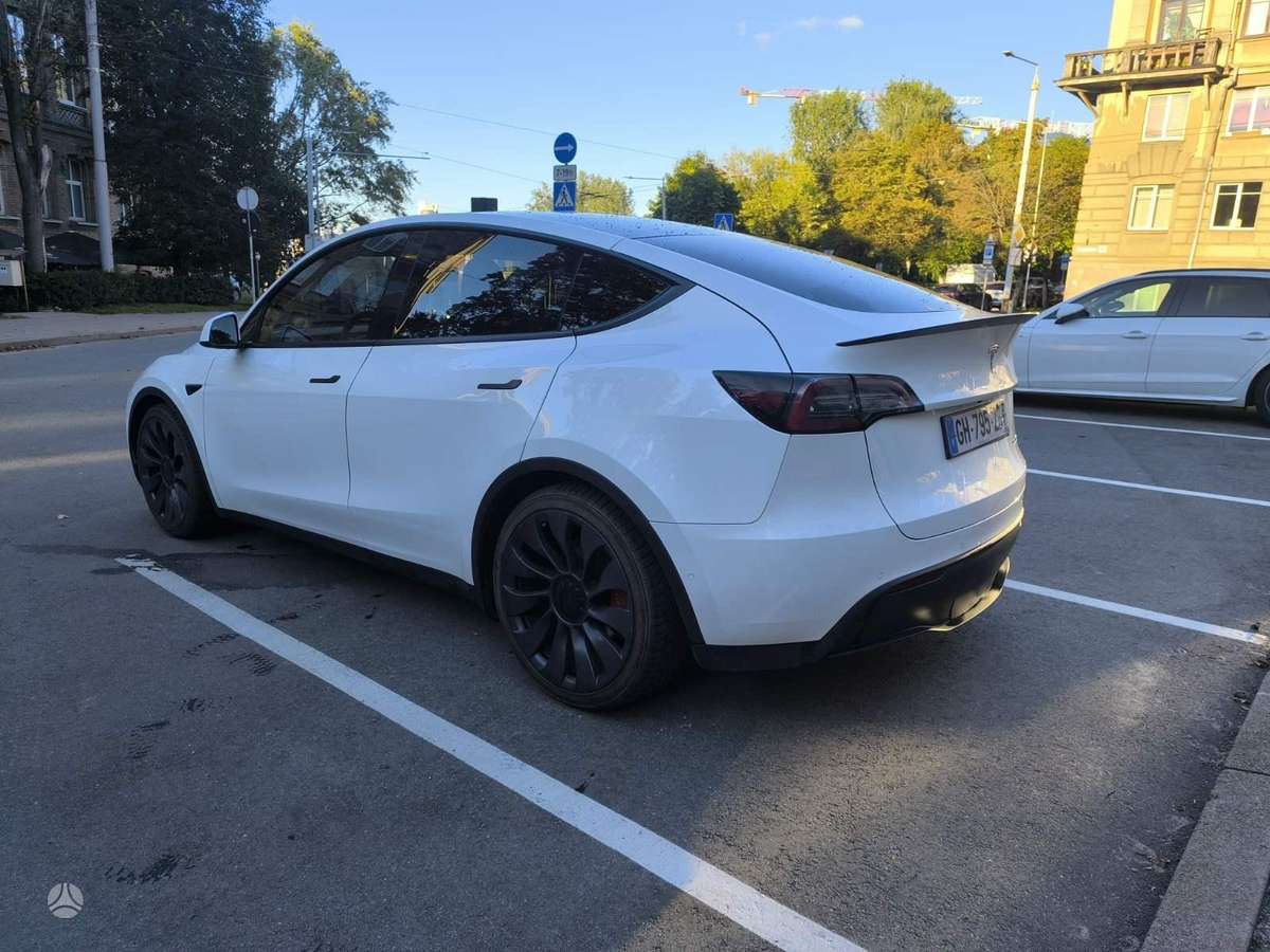 Tesla Model Y - 10