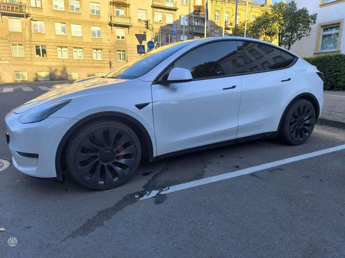 Tesla Model Y - 11
