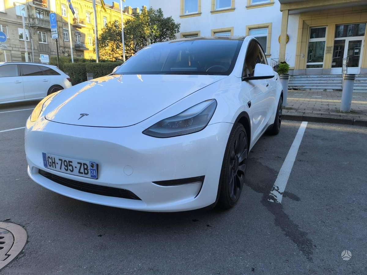 Tesla Model Y - 12