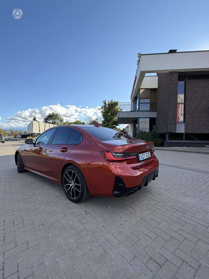 BMW 318, Седан
