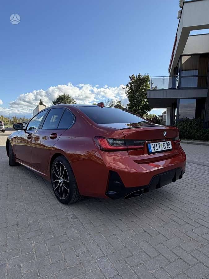 BMW 318, Седан