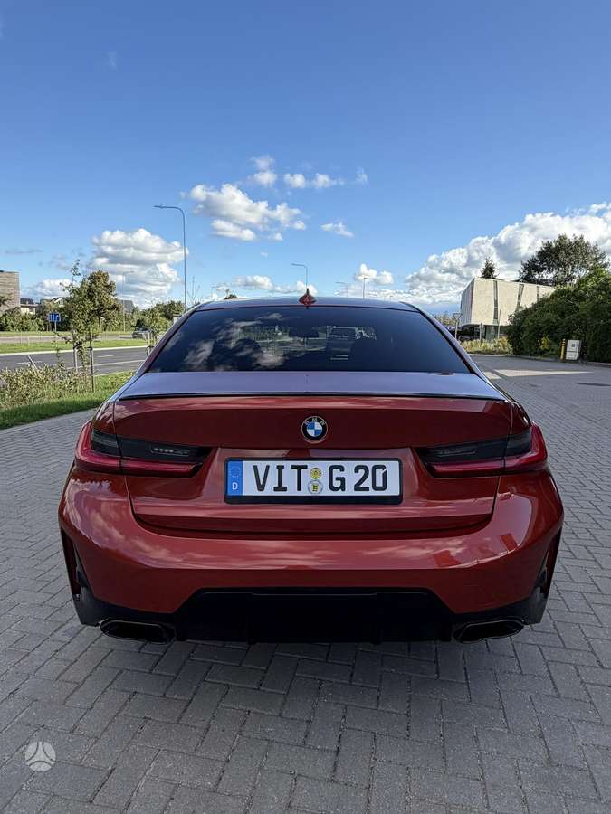 BMW 318, Седан