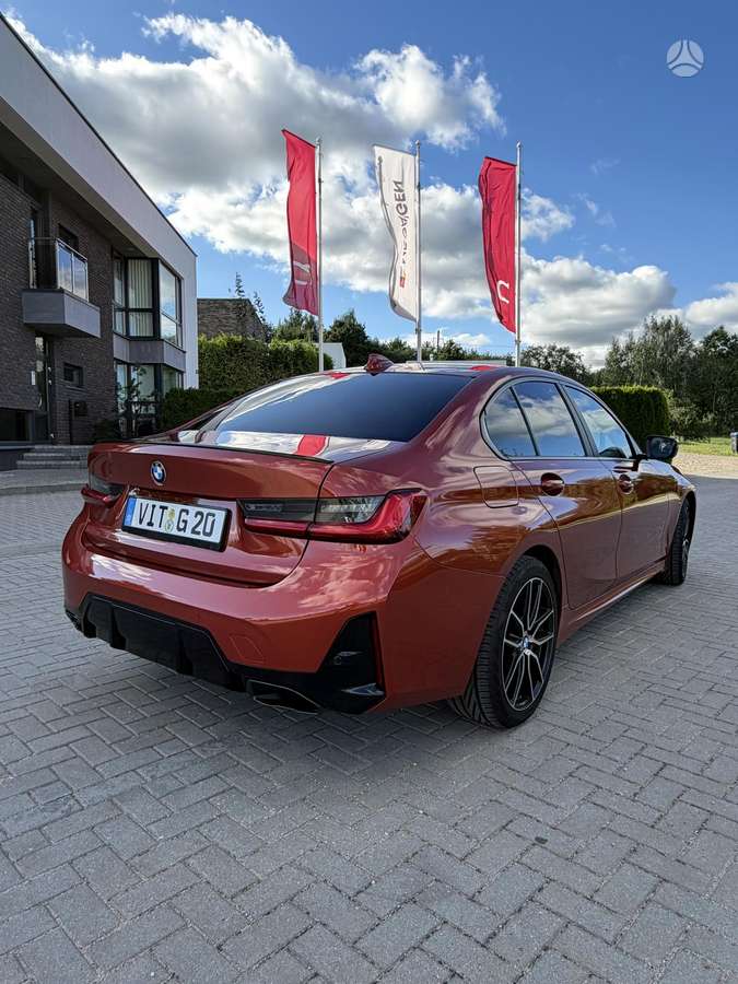 BMW 318, Седан