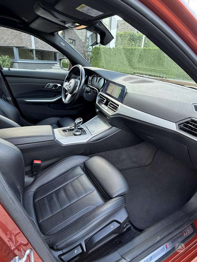 BMW 318, Седан