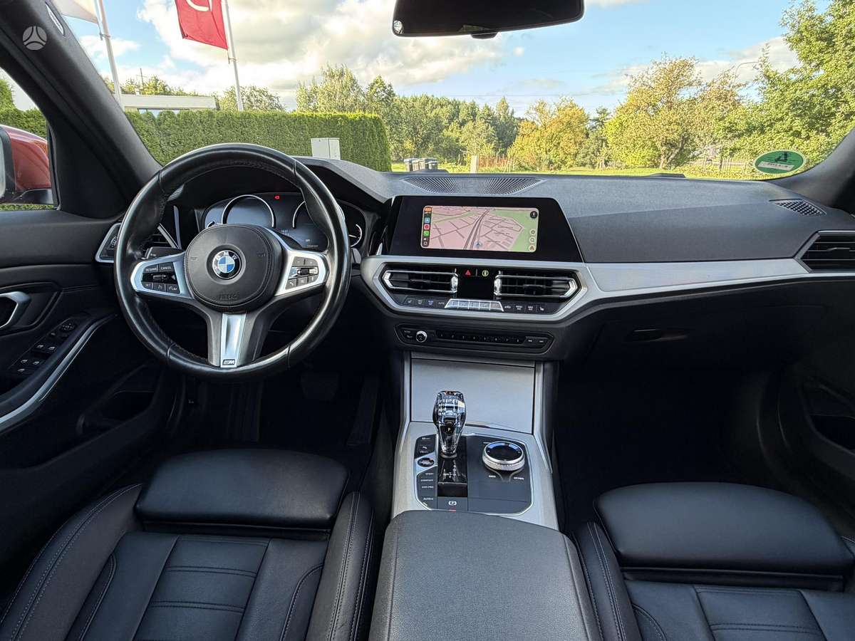 BMW 318, Седан