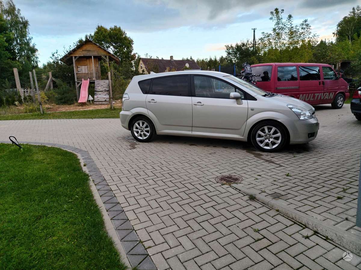 Toyota Avensis Verso - 2