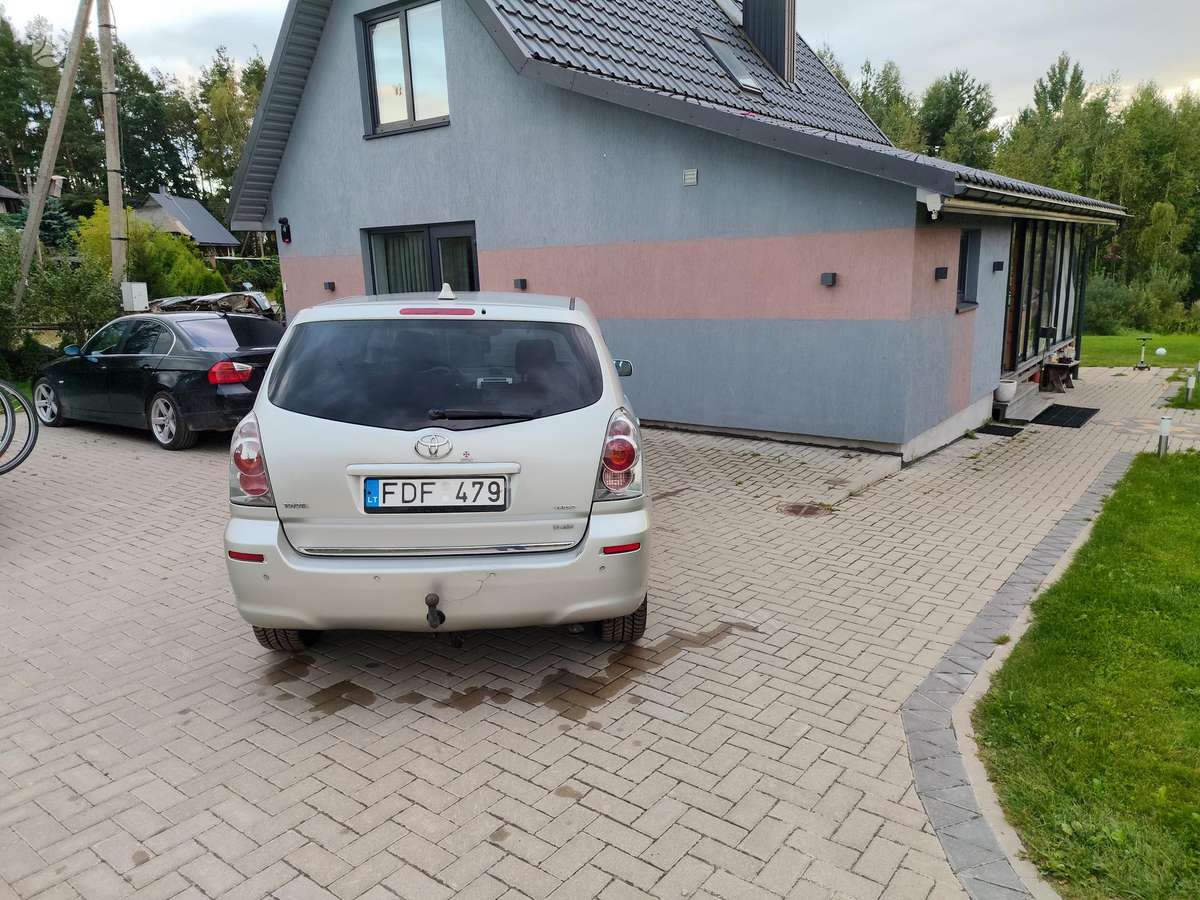 Toyota Avensis Verso - 3