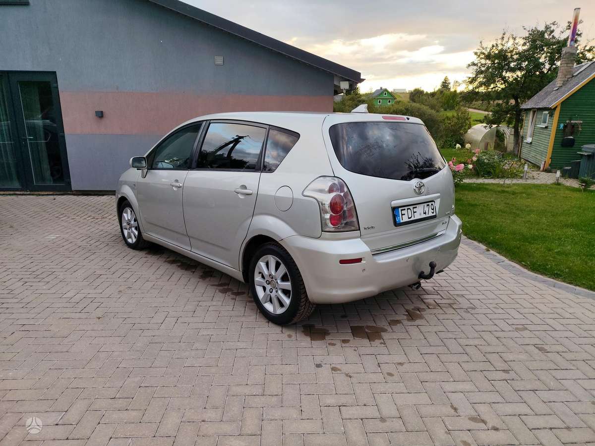 Toyota Avensis Verso - 5