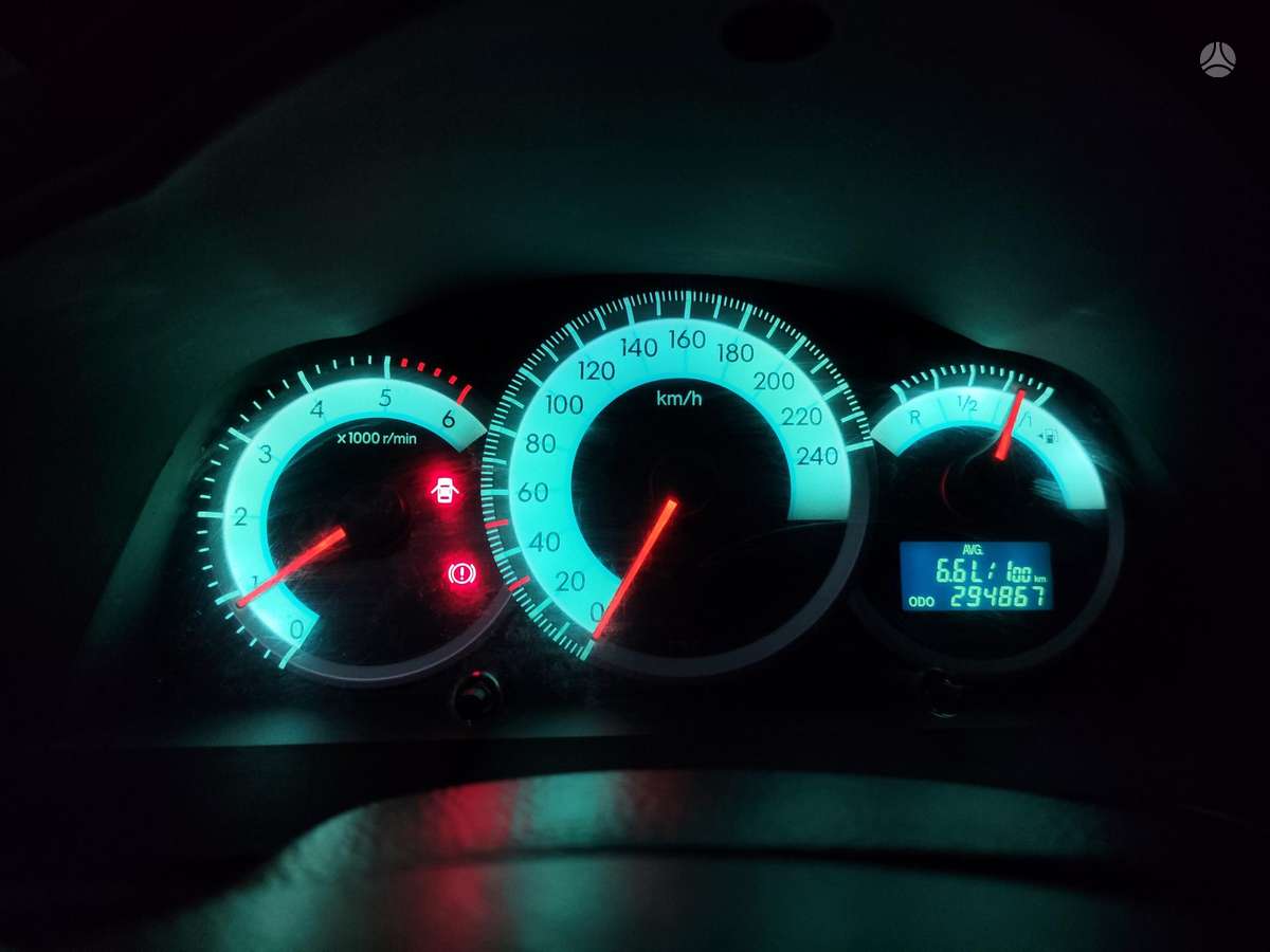 Toyota Avensis Verso - 8