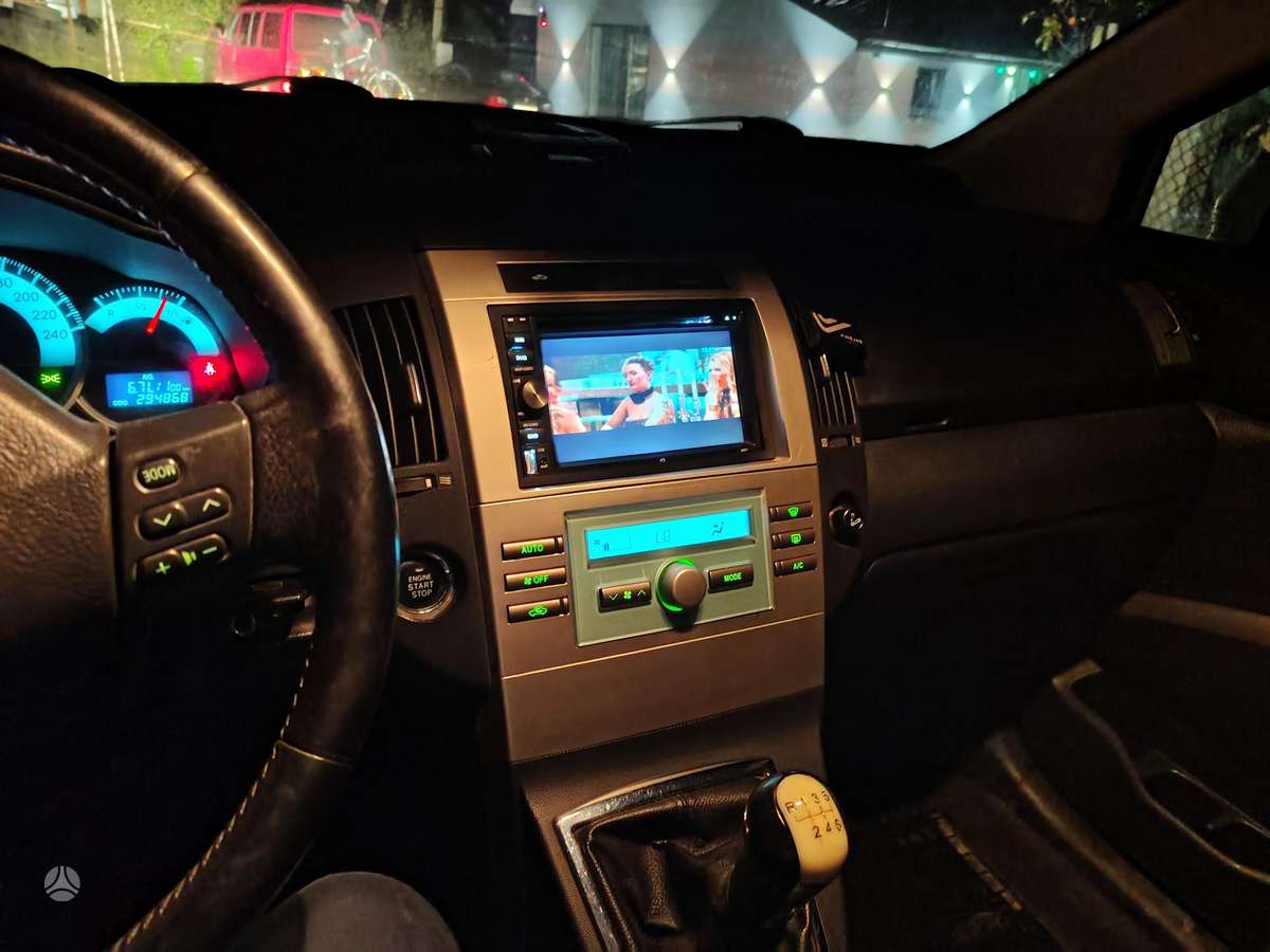 Toyota Avensis Verso - 9