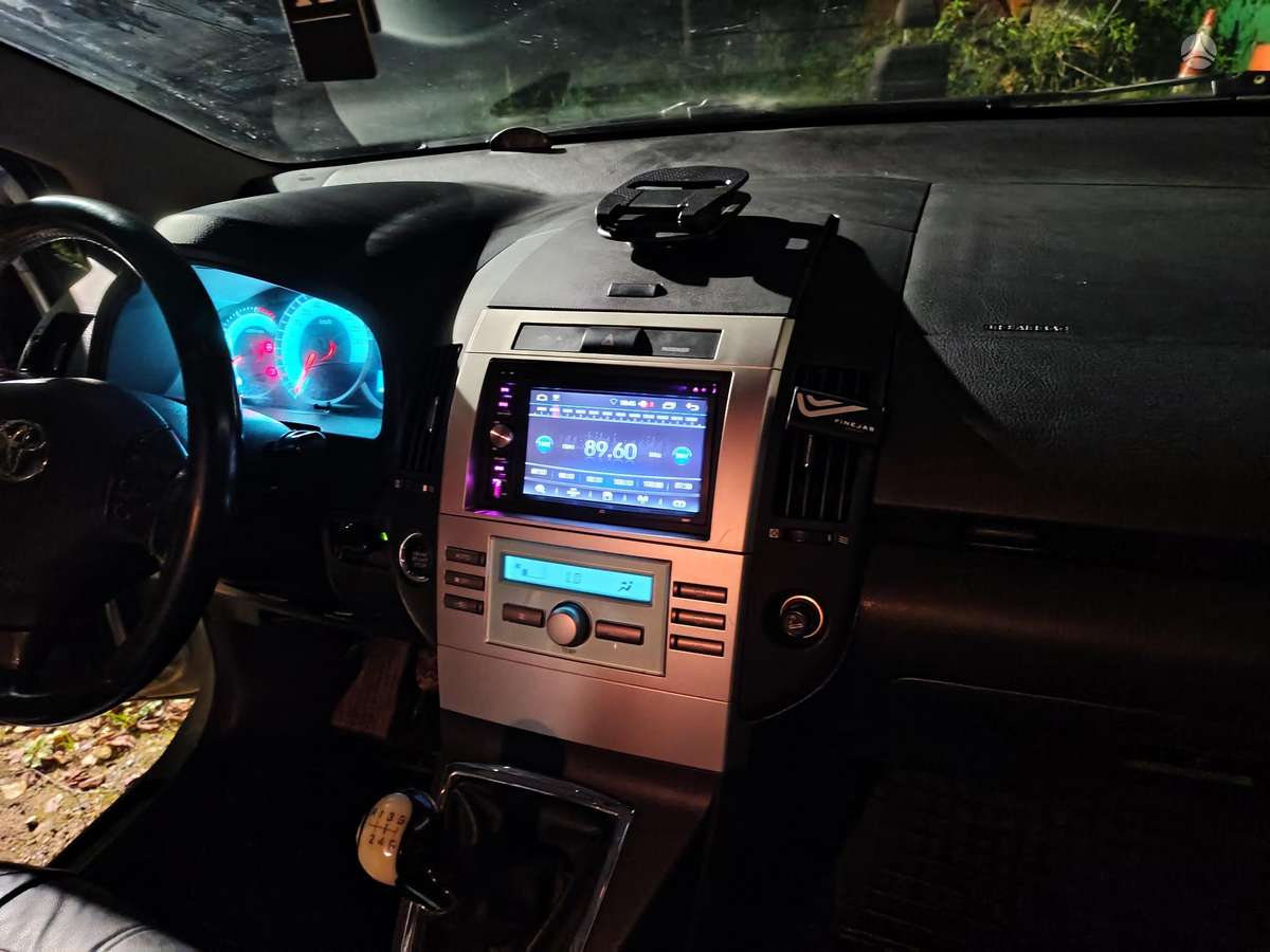Toyota Avensis Verso - 10