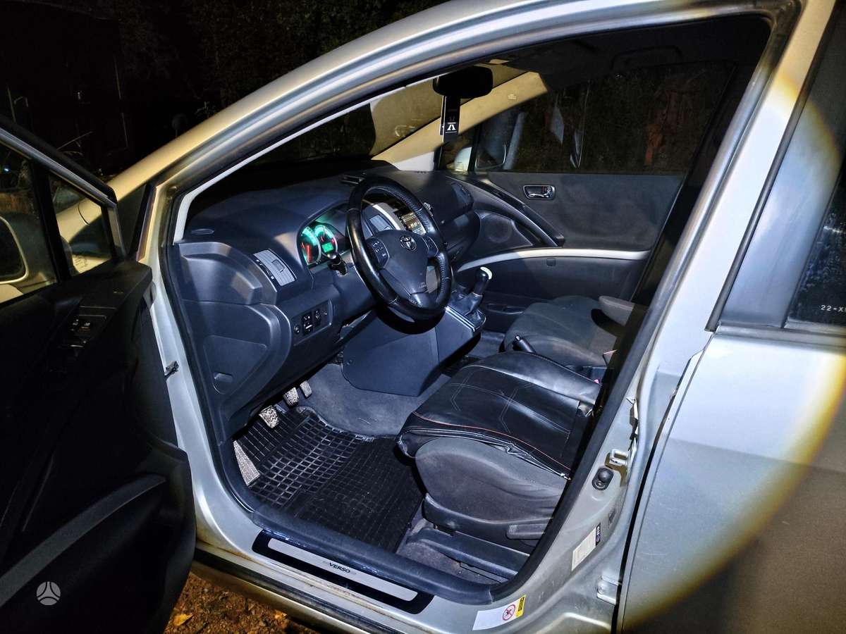 Toyota Avensis Verso - 11