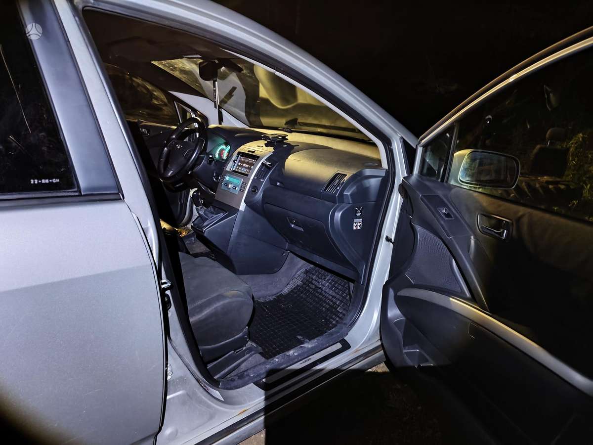 Toyota Avensis Verso - 12