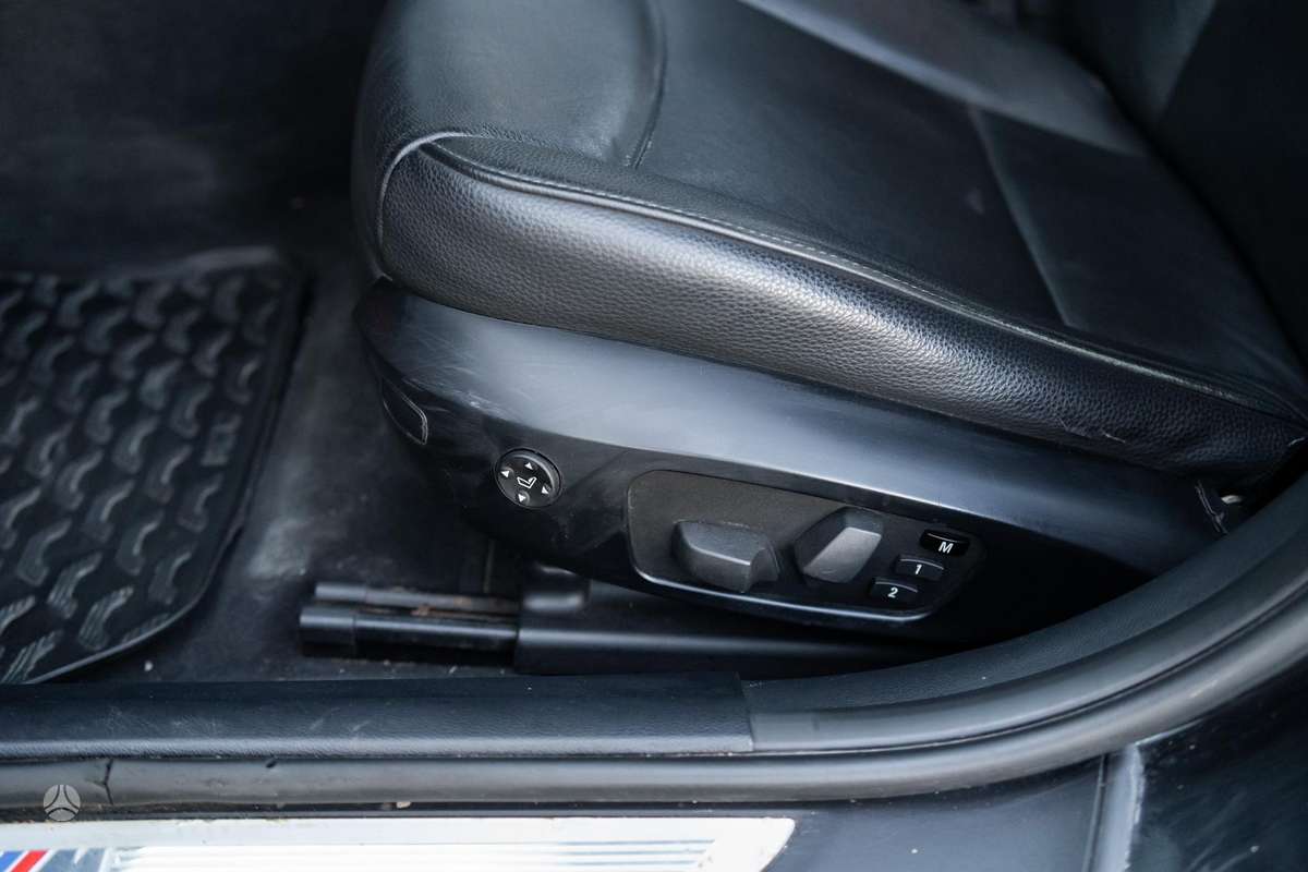 BMW 335, 3.0 l., sedanas
