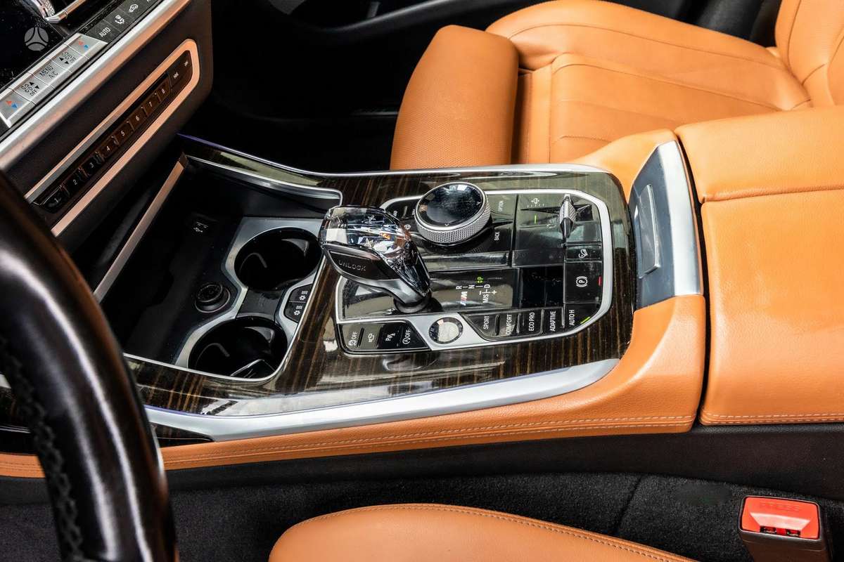 BMW X7, off-road / crossover