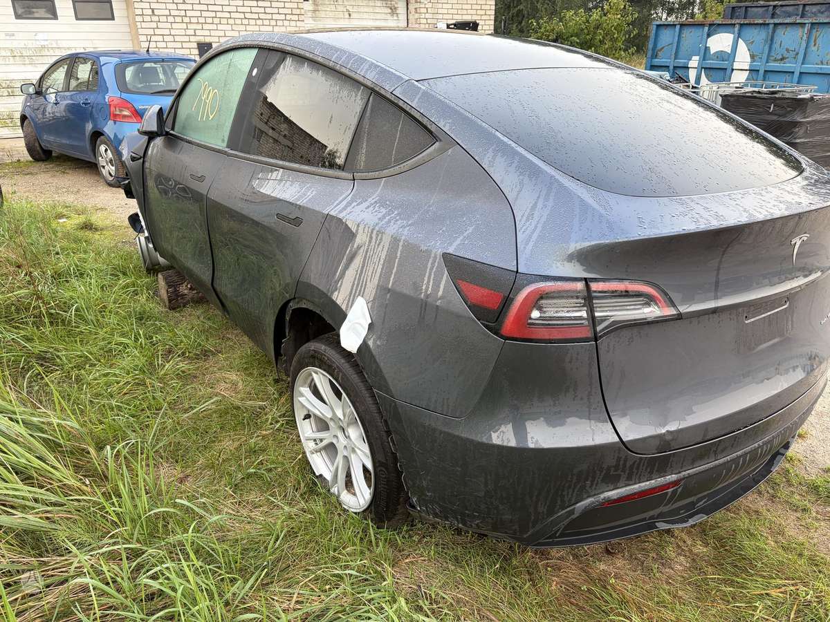 Tesla Model Y, 80 kWh, mpv / minivan