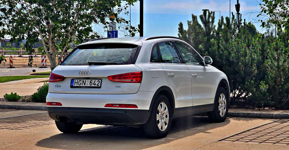 Audi Q3, 2.0 l., off-road / crossover