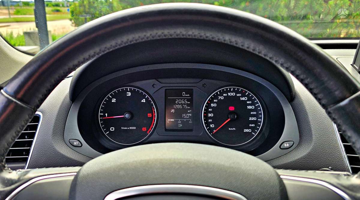 Audi Q3, 2.0 l., off-road / crossover
