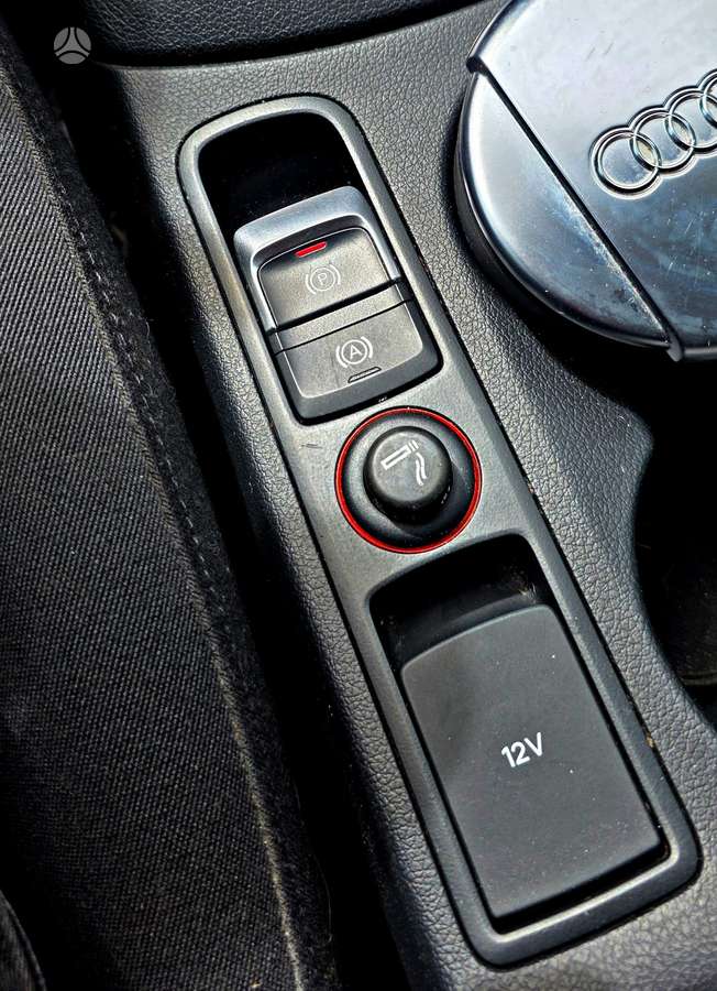 Audi Q3, 2.0 l., off-road / crossover