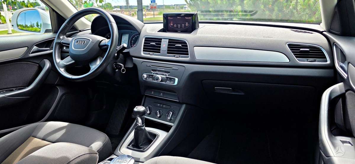Audi Q3, 2.0 l., off-road / crossover