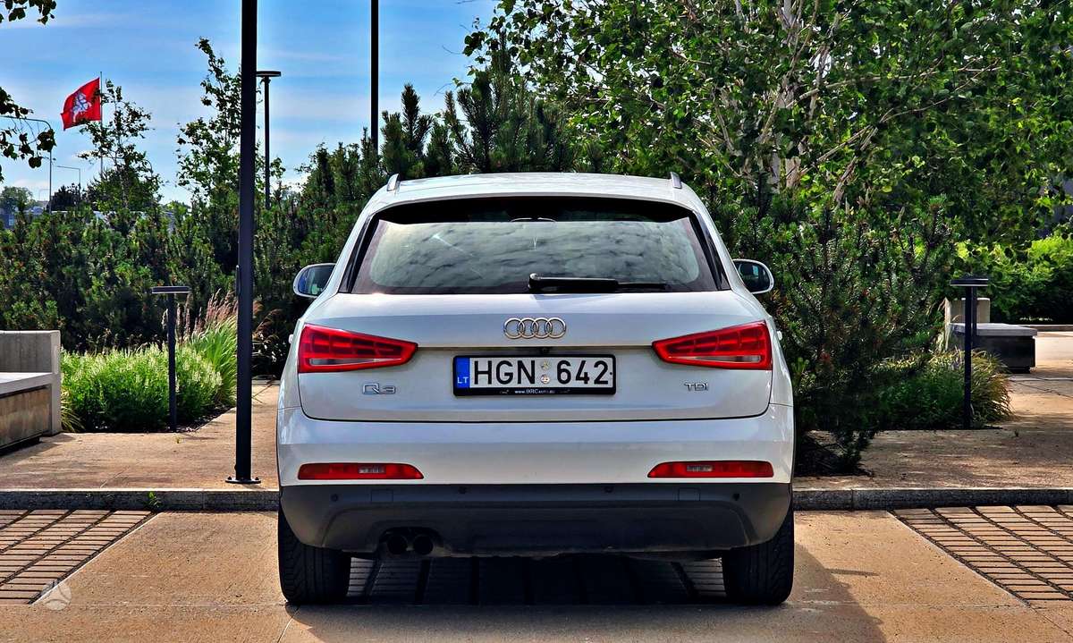 Audi Q3, 2.0 l., off-road / crossover