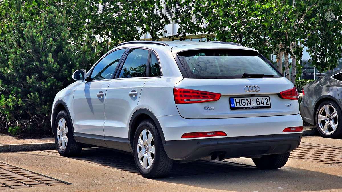 Audi Q3, 2.0 l., off-road / crossover