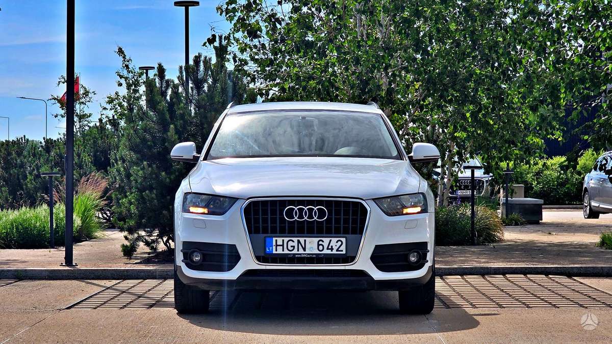 Audi Q3, 2.0 l., off-road / crossover