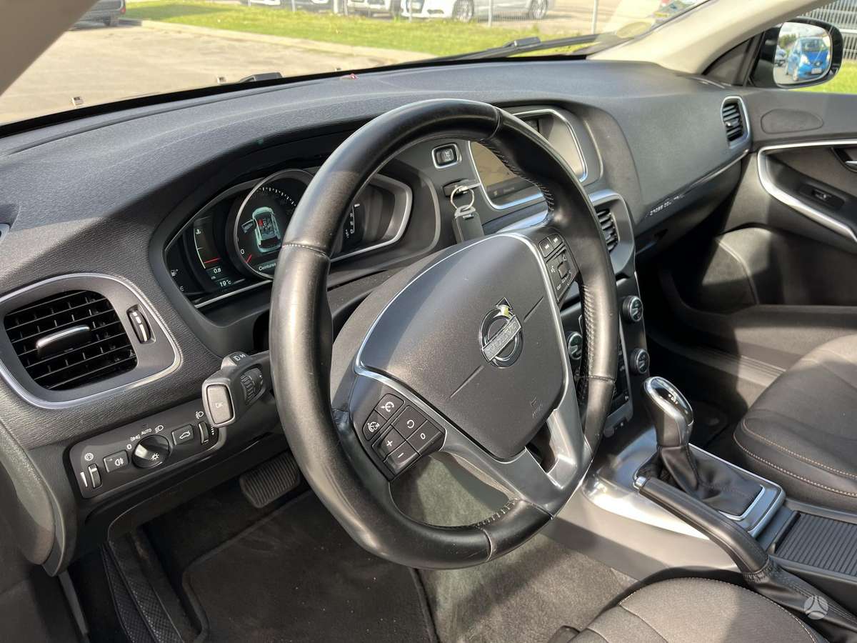 Volvo V40 Cross Country - 10