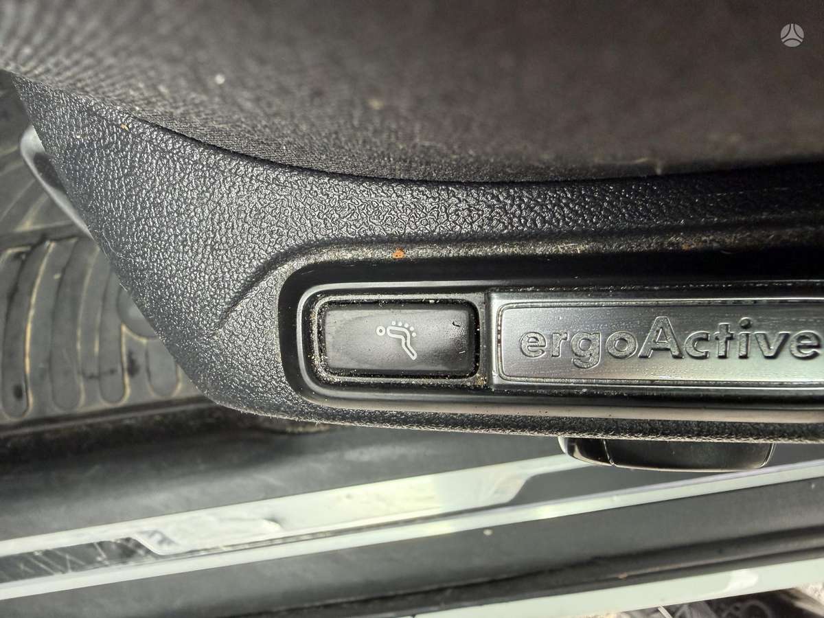 Volkswagen Tiguan - 12