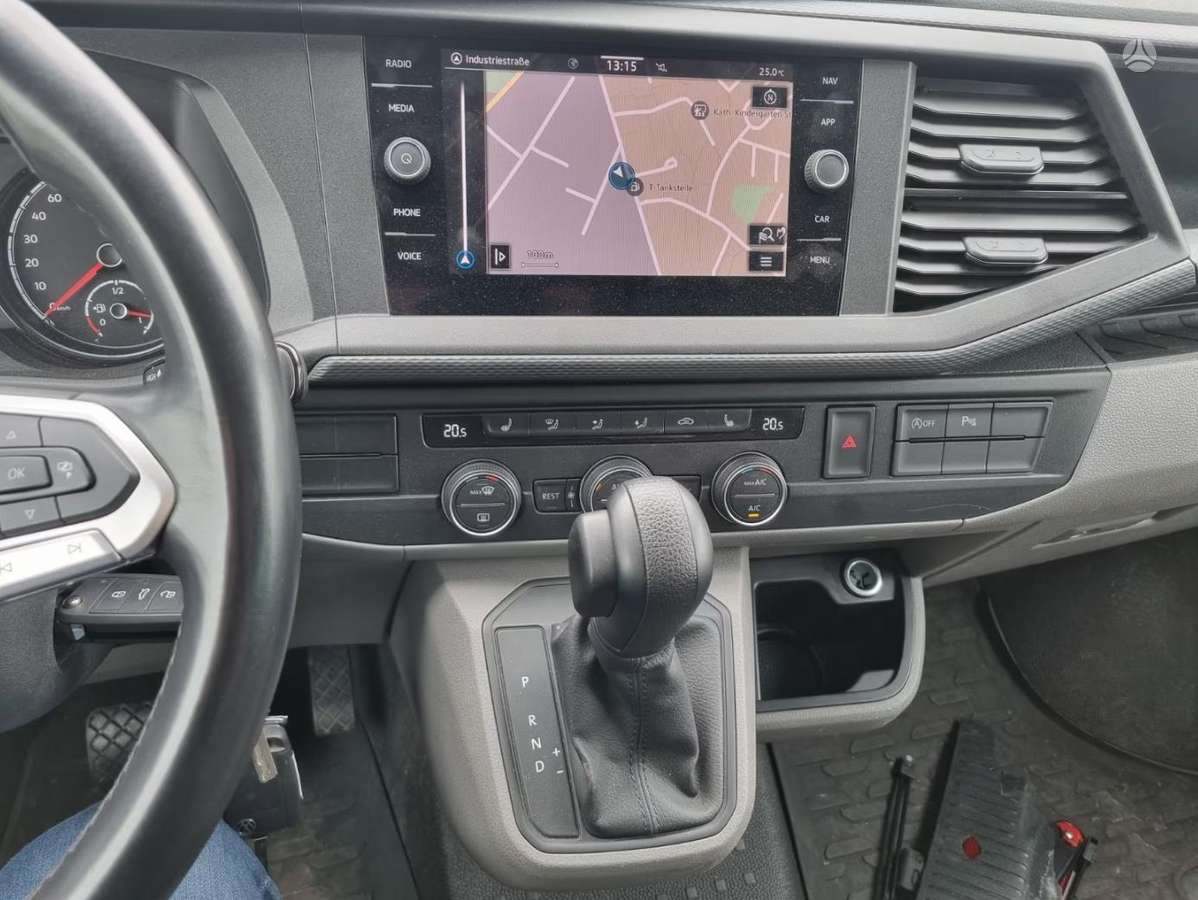 Volkswagen Caravelle - 8