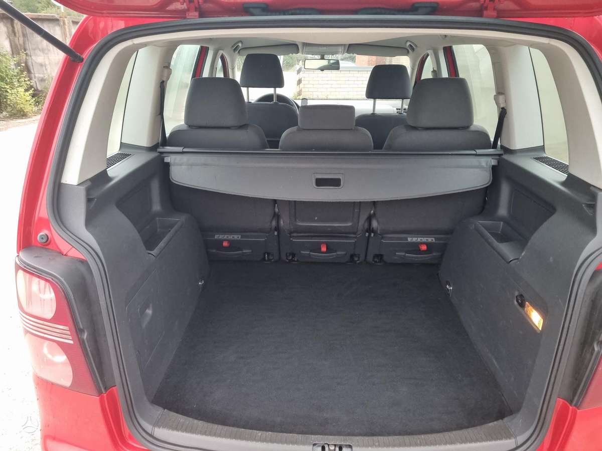 Volkswagen Touran - 11