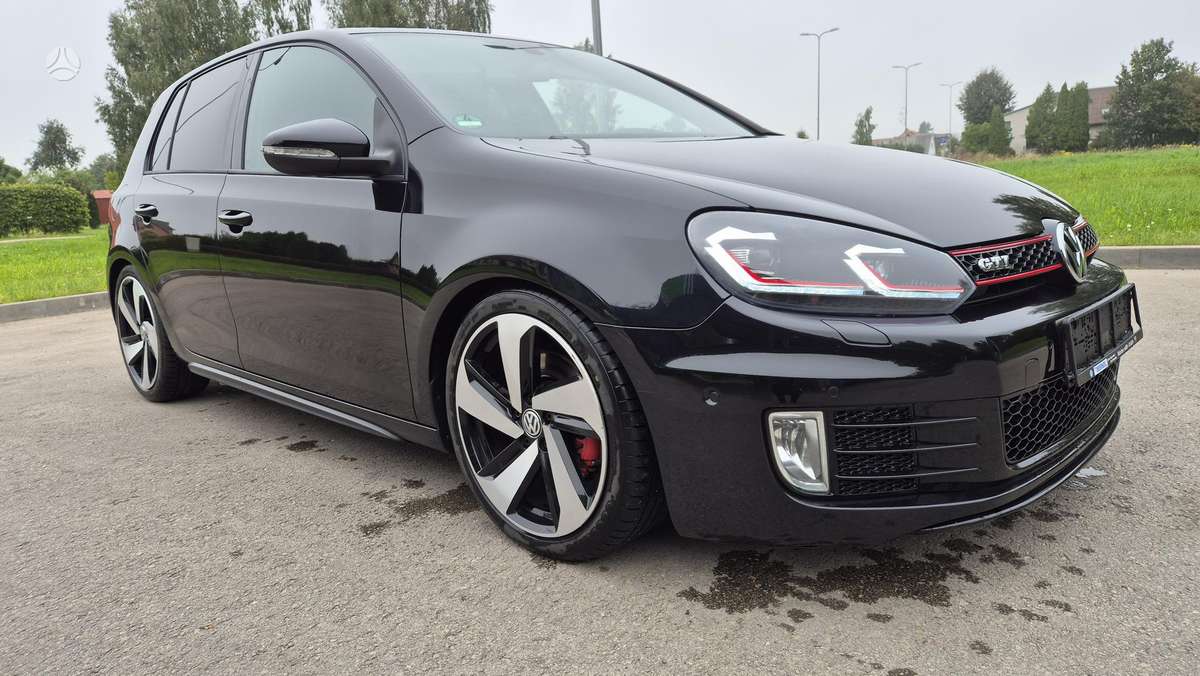 Volkswagen Golf - 1