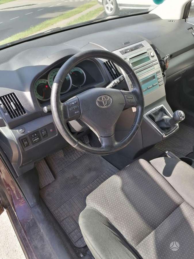 Toyota Corolla Verso - 8