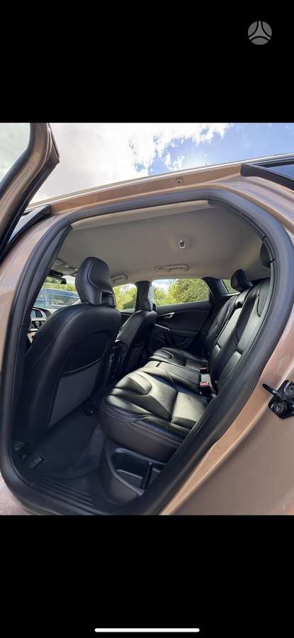 Volvo V40 Cross Country - 8