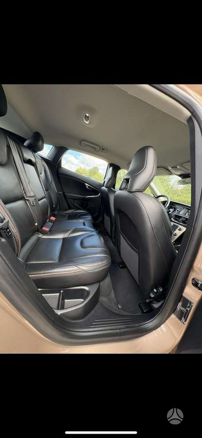 Volvo V40 Cross Country - 9