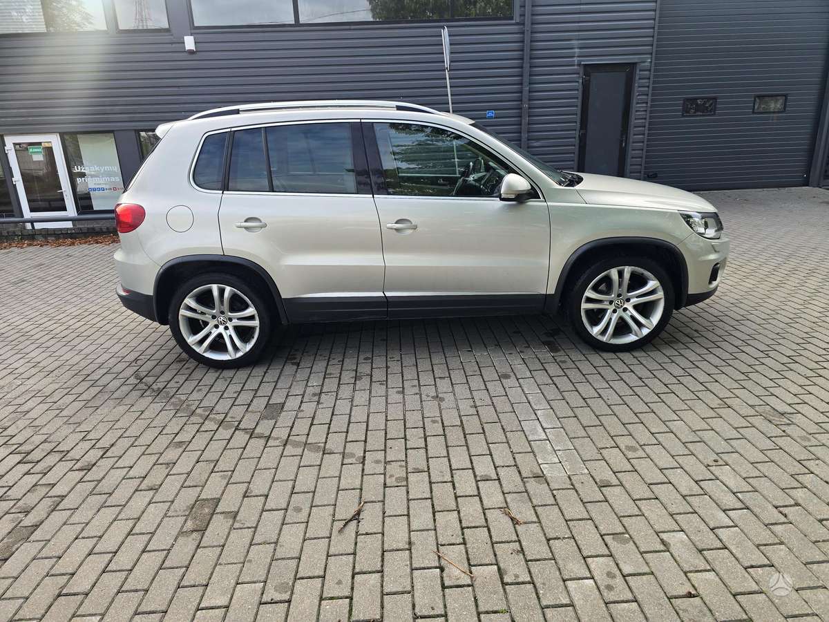 Volkswagen Tiguan - 1