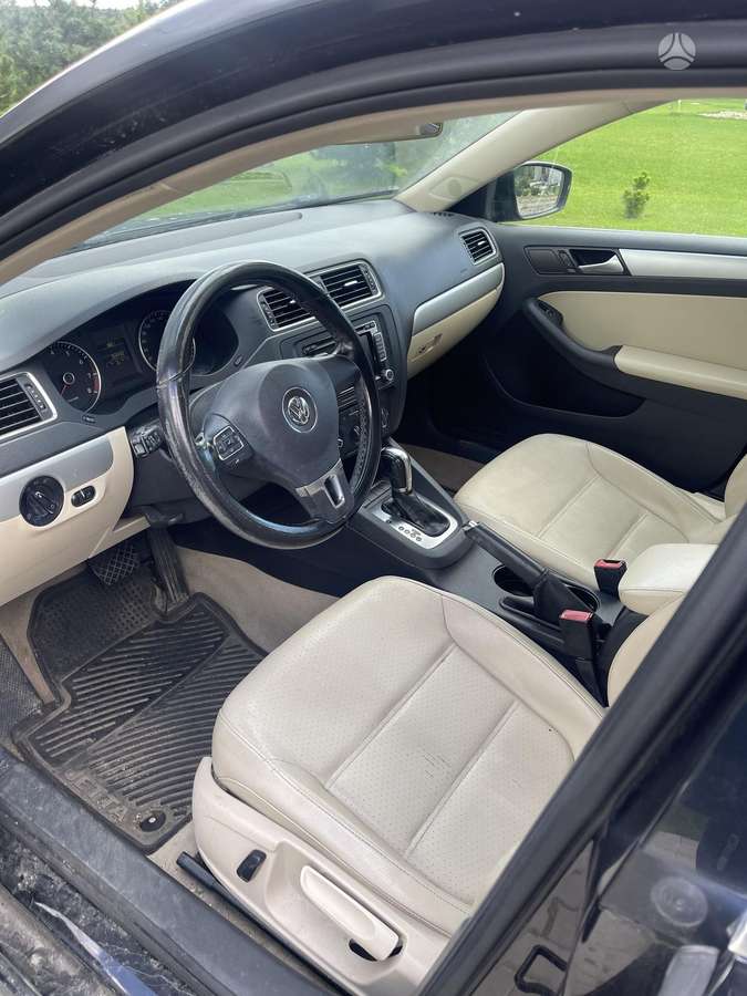 Volkswagen Jetta - 4