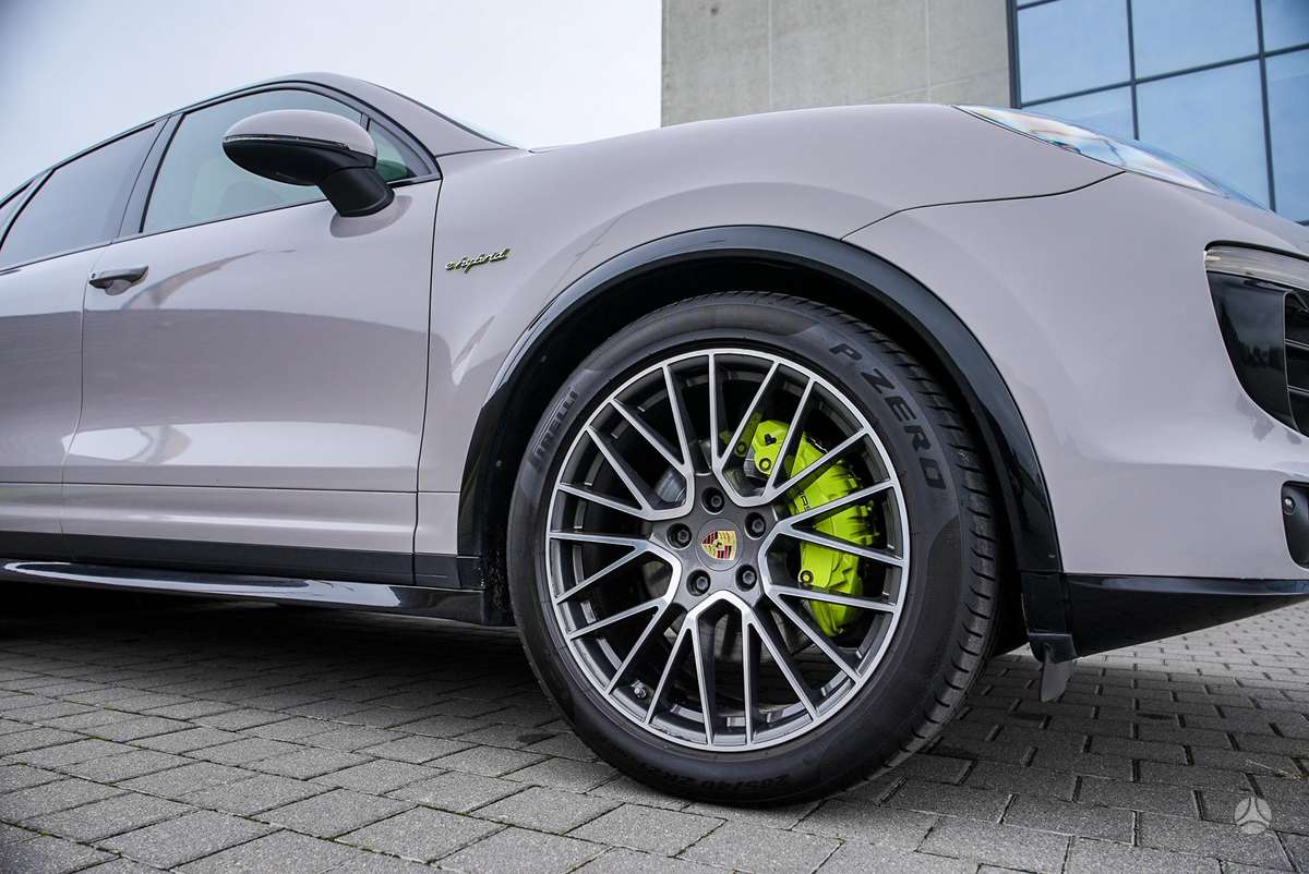Porsche Cayenne - 4