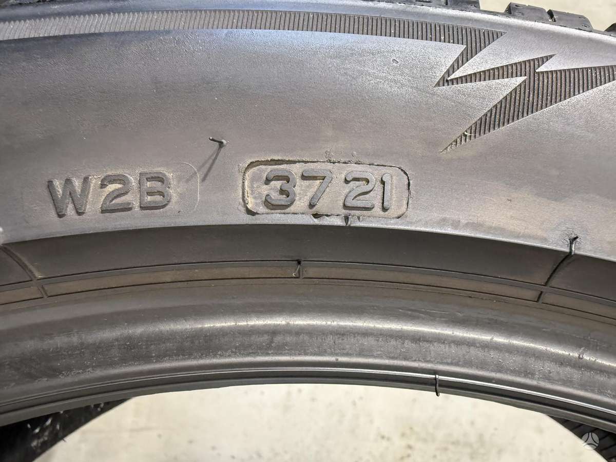 Bridgestone Blizzak lm005/2021m, winter 245/45 R20