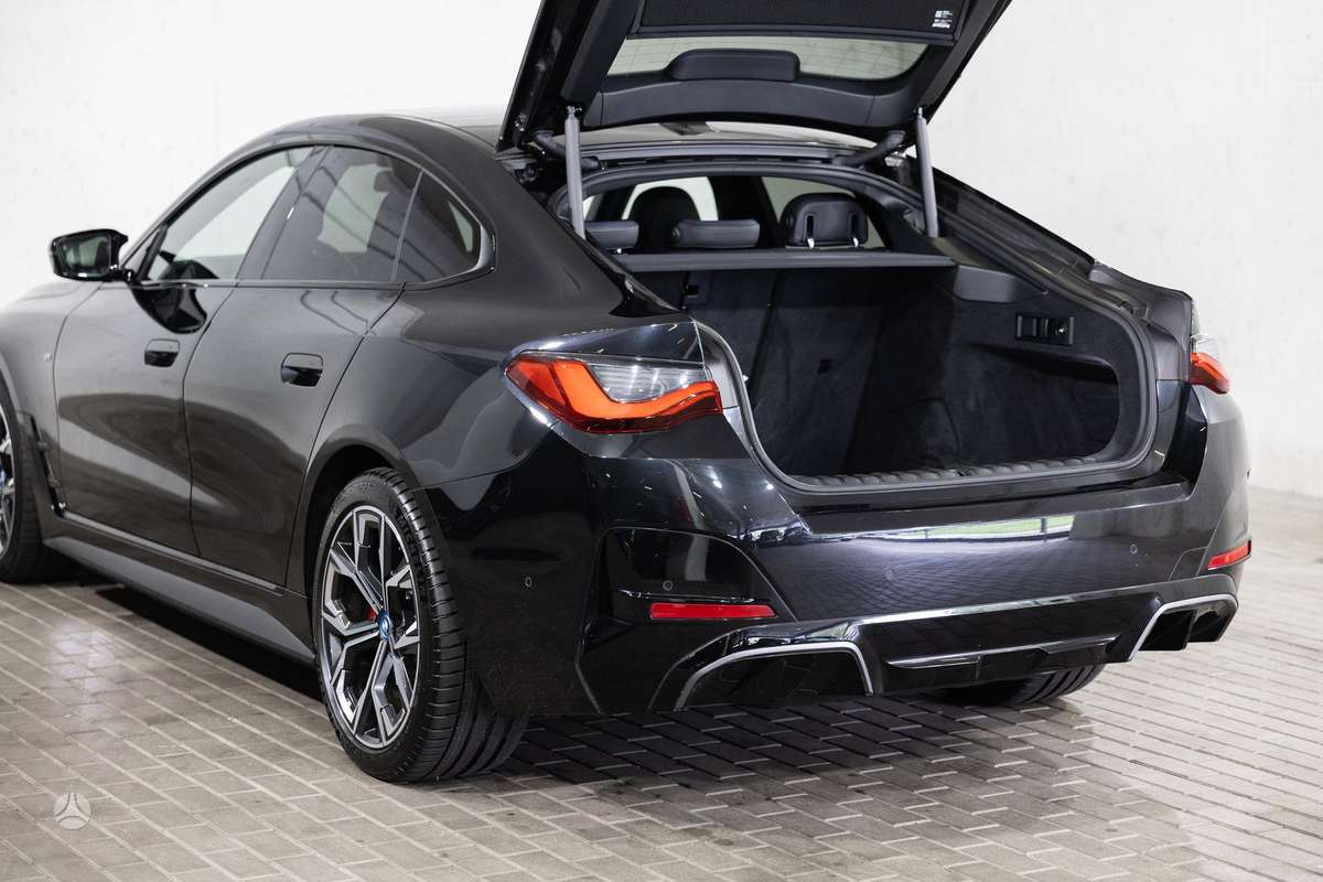 BMW i4, 84 kWh, hatchback