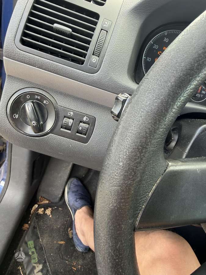 Volkswagen Touran - 11